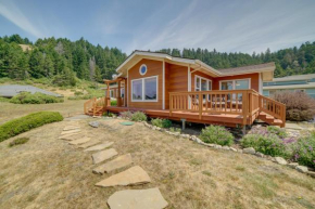 Inviting Manchester Home with Hot Tub Near Beach!